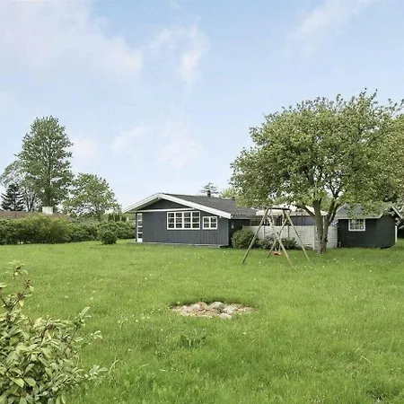 Familienferienhaus-mit-ofen-spielturm-und-zwei-terrassen Feriehus *