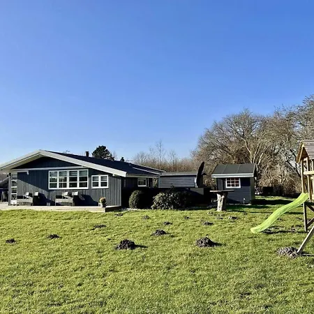 Familienferienhaus-mit-ofen-spielturm-und-zwei-terrassen بيت للعطل